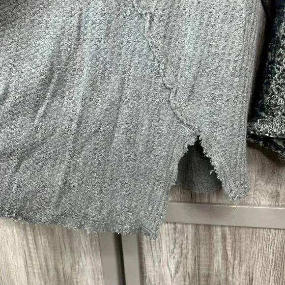 Free People Thermal Top Gray Color V Neckline Oversized Long Sleeves - Picture 6 of 6